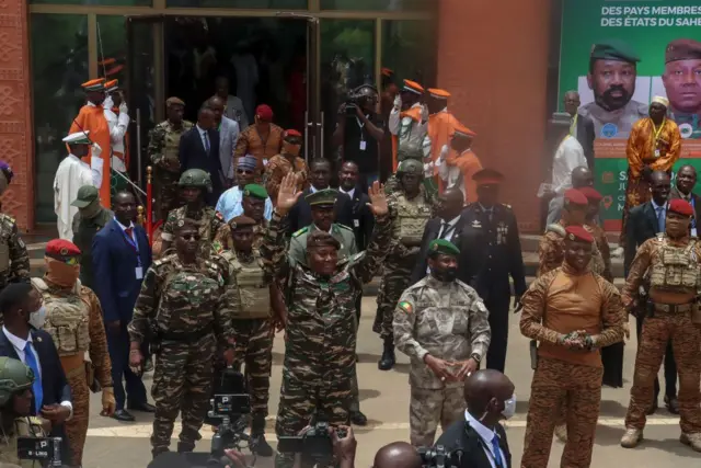 Le général Abdourahamane Tiani (Niger), le colonel Assimi Goïta (Mali) et le capitaine Ibrahim Traoré (Burkina Faso) avant un sommet de l'AES à Niamey en juillet 2024.