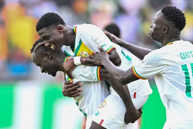 Le milieu de terrain sénégalais Lamine Camara célèbre un but avec ses coéquipiers lors d'un match de la Coupe d'Afrique des Nations 2024