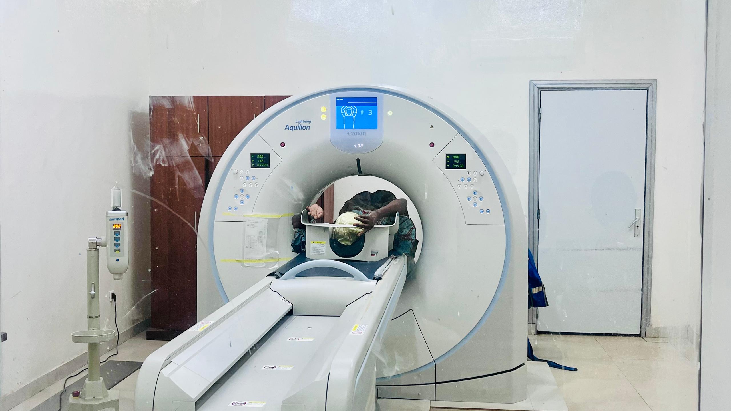 Salle d'examen scanner au Burkina Faso