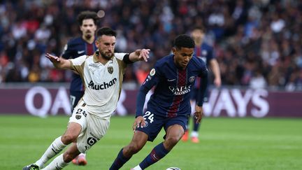 Le Parisien Senny Mayulu au duel avec le Lensois Adrien Thomasson