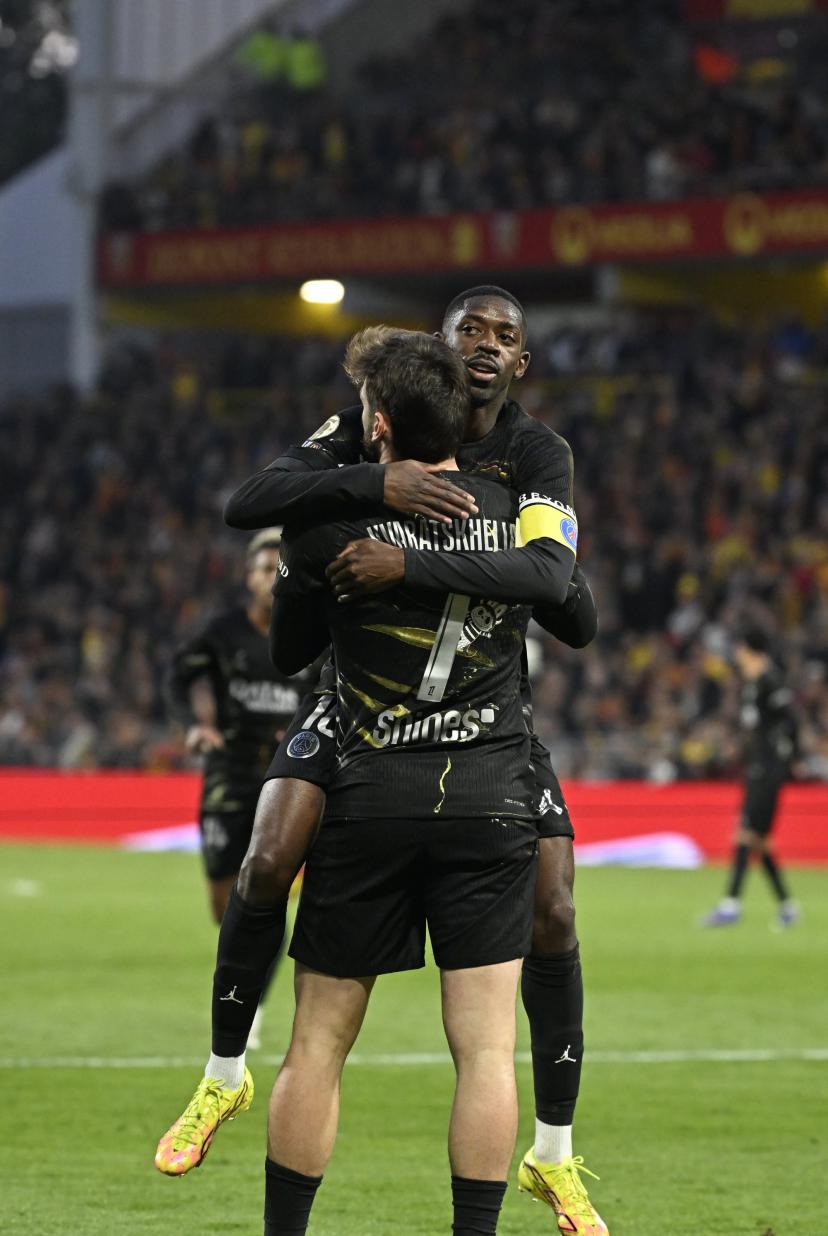 La joie partagée d'Ousmane Dembélé, passeur, et Khvitcha Kvaratskhelia, buteur, mercredi à Lens.