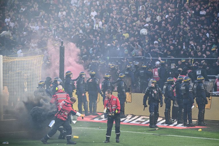Les supporters nantais regagnent leur tribune sous haute surveillance après les incidents