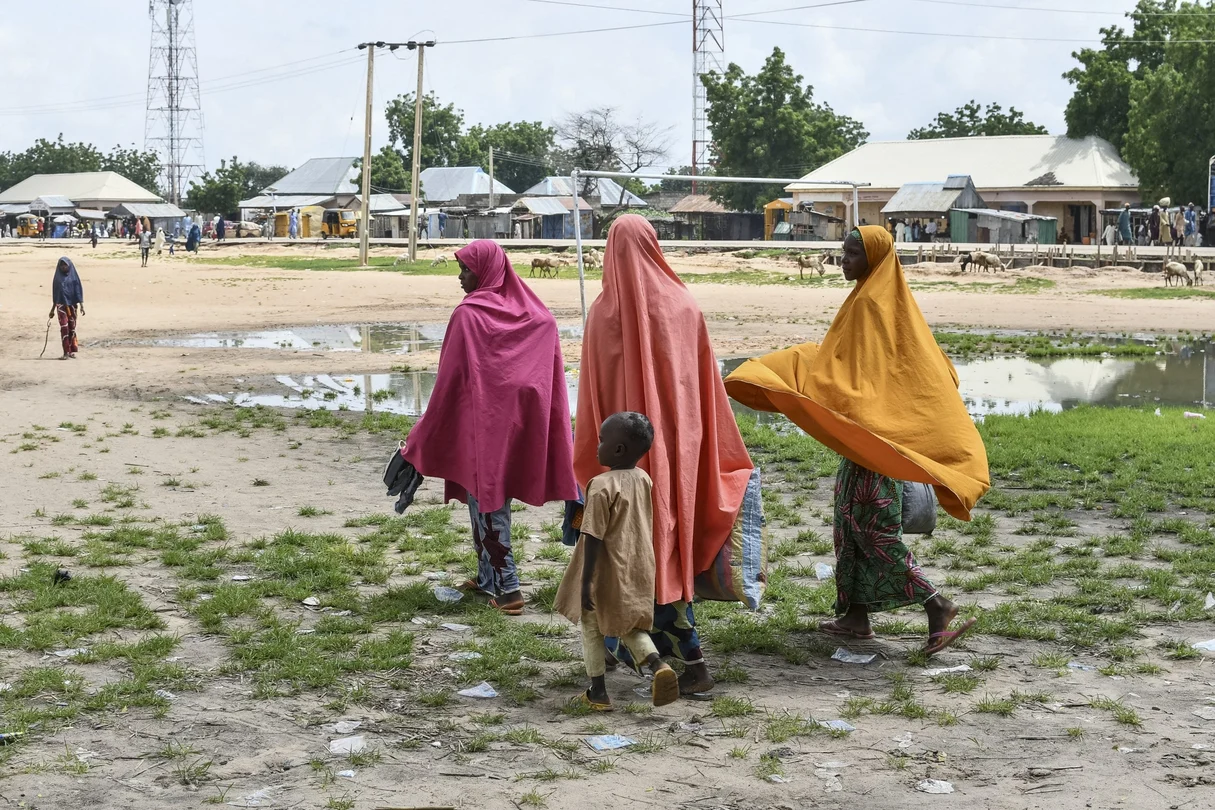 Des survivants et des proches des victimes d'une attaque terroriste présumée de Boko Haram dans l'État de Yobe au Nigeria