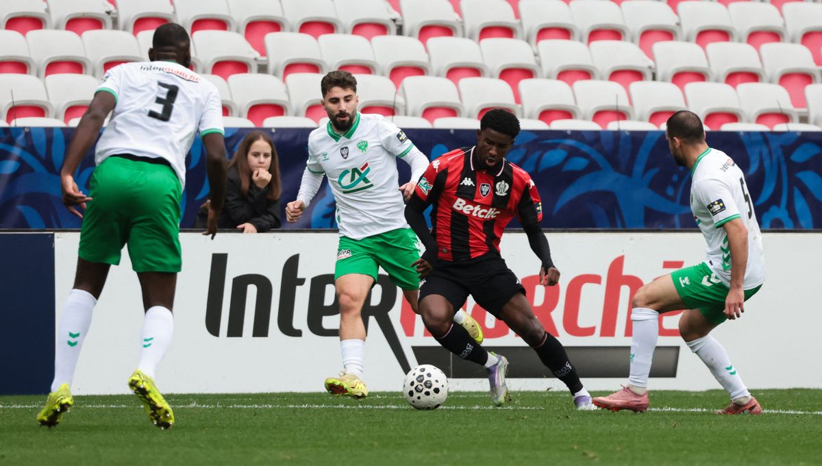 illustration l'attaquant de l'OGC Nice Mohamed-Ali Cho face à l'AS Saint-Étienne