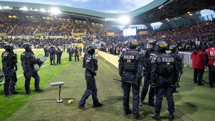 Des CRS sur la pelouse du stade de la Beaujoire lors d’un match de Ligue 1 entre Nantes et Toulouse en 2026.