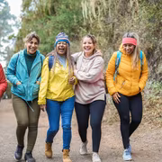 La marche se pratique en groupe ou en solo. © DisobeyArt, Adobe Stock