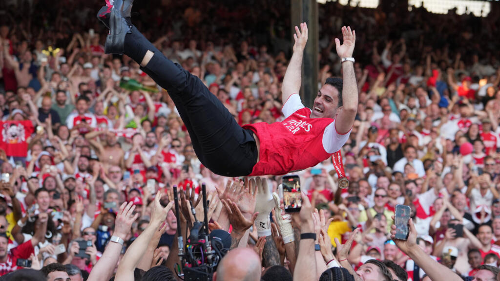 Le coach d'Arsenal, Mikel Arteta, célébré par ses joueurs après leur titre en Premier League, le 24 mai 2026 à Londres.
