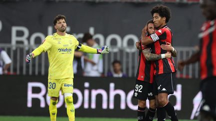 Les joueurs de Nice, Dante et Jonathan Clauss, célèbrent une victoire cruciale en barrage contre Saint-Étienne