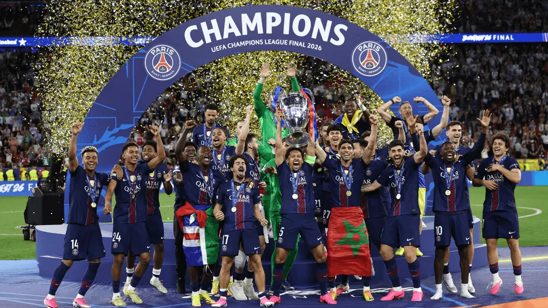 Les joueurs du PSG célèbrent leur victoire avec la Coupe aux grandes oreilles