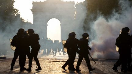 Des policiers des CRS sur l'avenue des Champs-Elysées, lors de la finale de la Ligue des champions, à Paris, le 30 mai 2026.