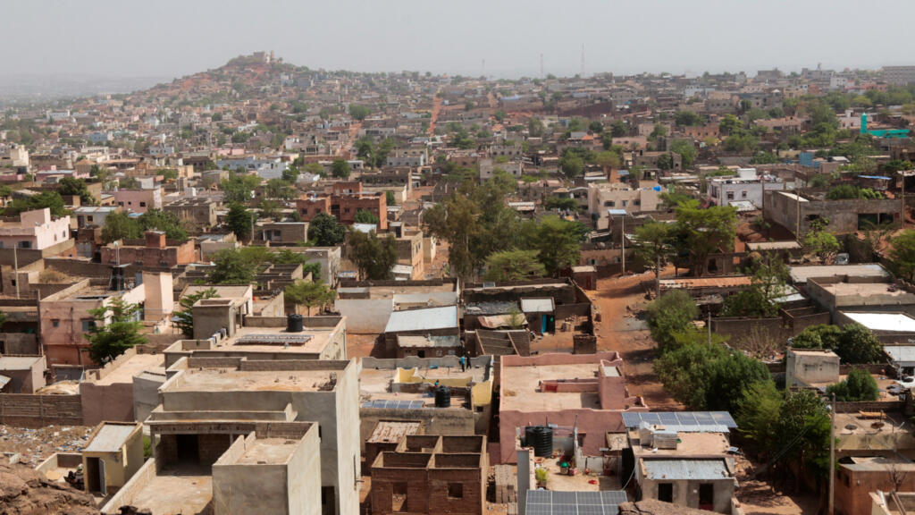 Vue aérienne de Bamako après les attaques contre plusieurs bases militaires maliennes, le 25 avril 2026.
