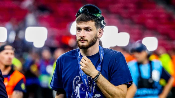 Khvicha Kvaratskhelia avec le maillot du PSG