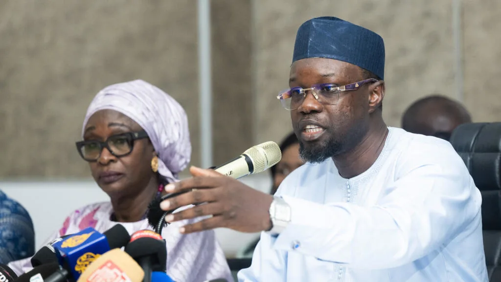 Portrait d'Ousmane Sonko lors d'une conférence de presse au Sénégal
