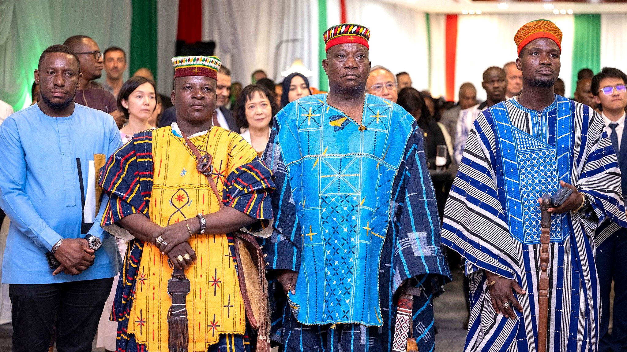Échanges entre autorités burkinabè et italiennes lors de la cérémonie