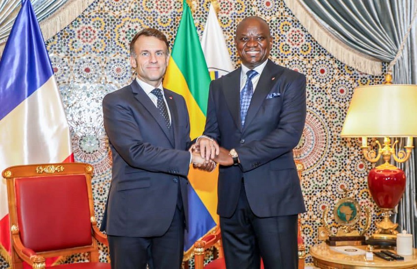 Emmanuel Macron et Brice Clotaire Oligui Nguema lors d'un entretien diplomatique