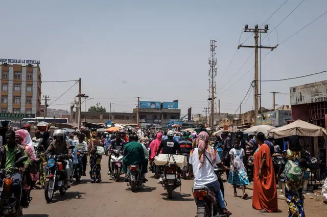 Scène de rue animée au Mali