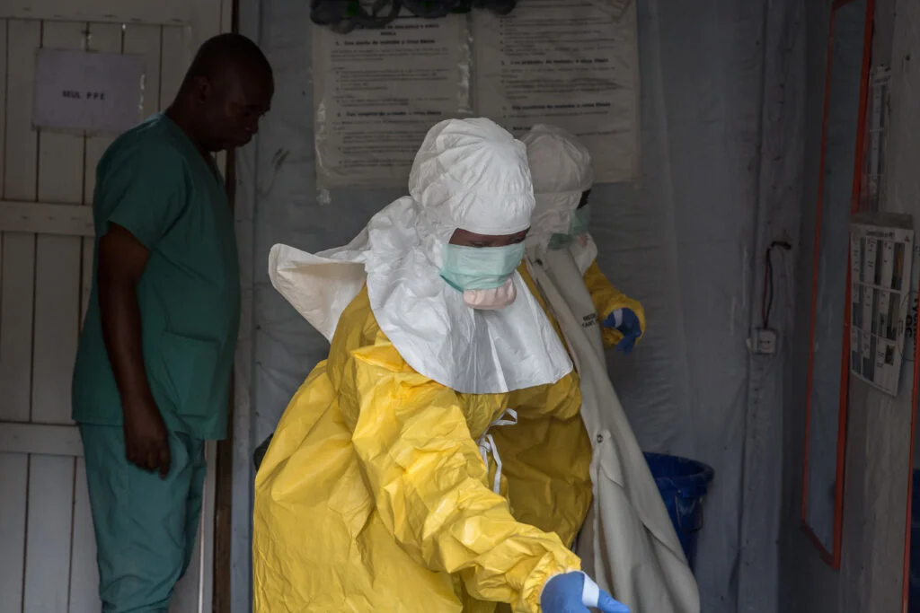 Équipe médicale en action lors d'une épidémie d'Ebola en rDC