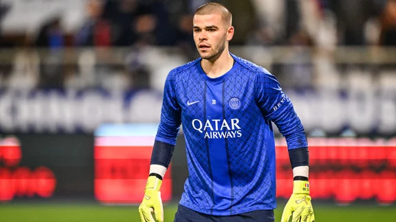 Lucas Chevalier, gardien de but du PSG, en pleine action