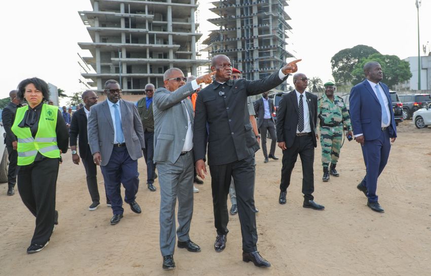 Le président du Gabon inspecte les chantiers du front de mer à Libreville