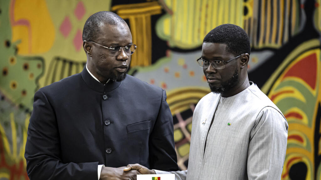 L’ancien Premier ministre sénégalais Ousmane Sonko (à gauche) et le président Bassirou Diomaye Faye (à droite) au palais présidentiel de Dakar, le 16 octobre 2025.