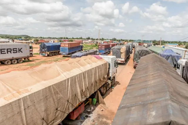 File de camions bloqués à la frontière entre le Bénin et le Niger, près de Malanville, en septembre 2023.