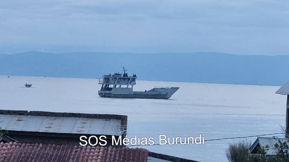 Navire de la marine burundaise transportant des soldats et équipements
