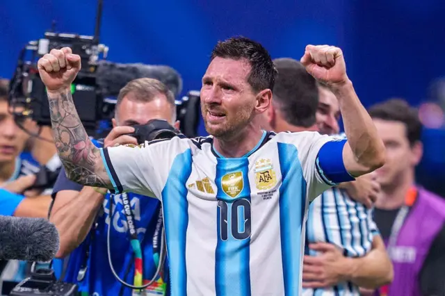 Lionel Messi célèbre une victoire après un match de coupe du monde