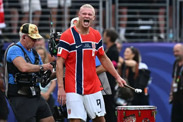 Erling Braut Haaland célèbre une victoire en coupe du monde