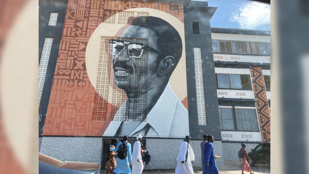 Fresque murale à l'entrée du campus représentant Cheikh Anta Diop, figure majeure de la pensée africaine