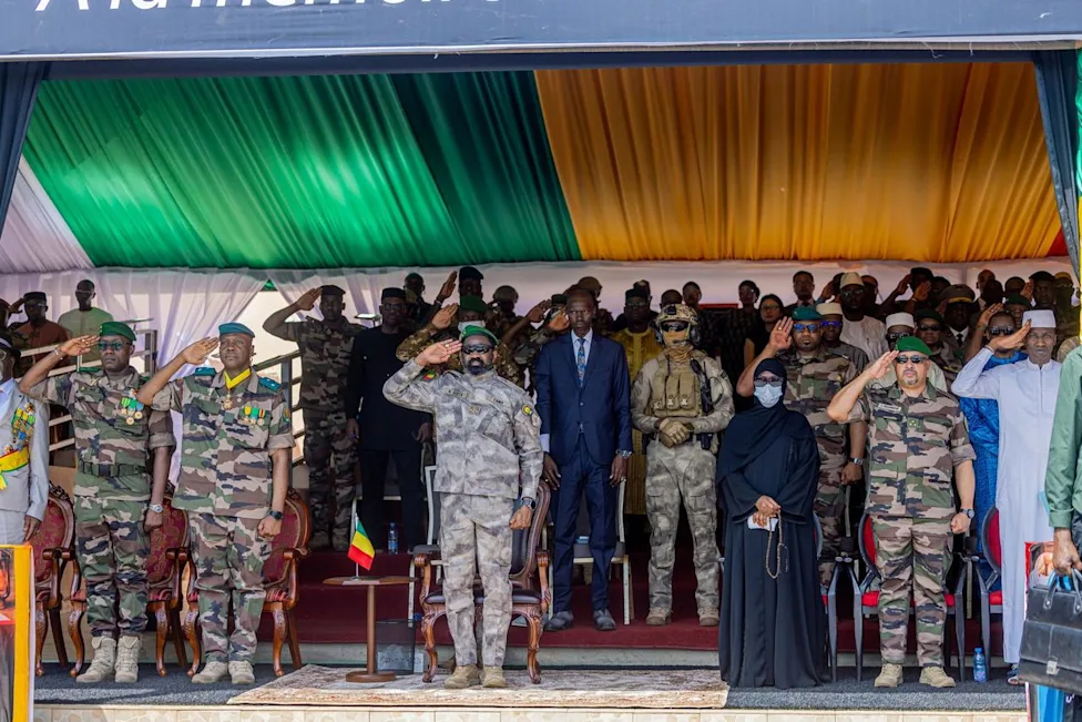drapeaux de l'Algérie et du Mali lors d'un sommet diplomatique