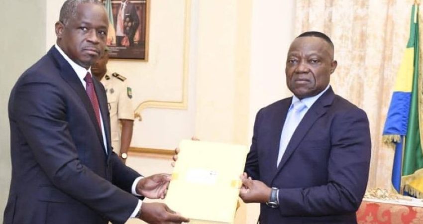 Hermann Immongault et Dieudonné Aba’a Owono en discussion