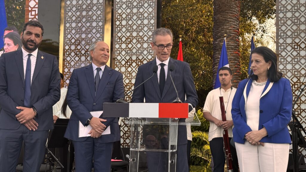 Un podium officiel avec l'ambassadeur Philippe Lalliot s'exprimant lors d'une réception à la Résidence de France