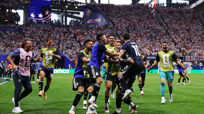 Des joueurs de soccer argentins célèbrent un but marqué dans les dernières secondes du match