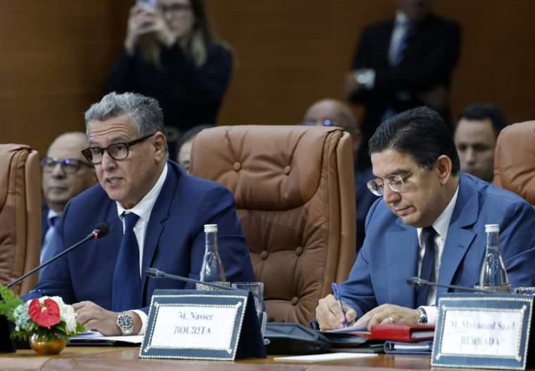 Le Premier ministre marocain Aziz Akhannouch (g) et le ministre des Affaires étrangères, Nasser Bourita, lors d'une séance plénière avec le Premier ministre français Sébastien Lecornu et sa délégation, à Rabat, le 16 juillet 2026 au Maroc ( AFP / Abdel Majid BZIOUAT )
