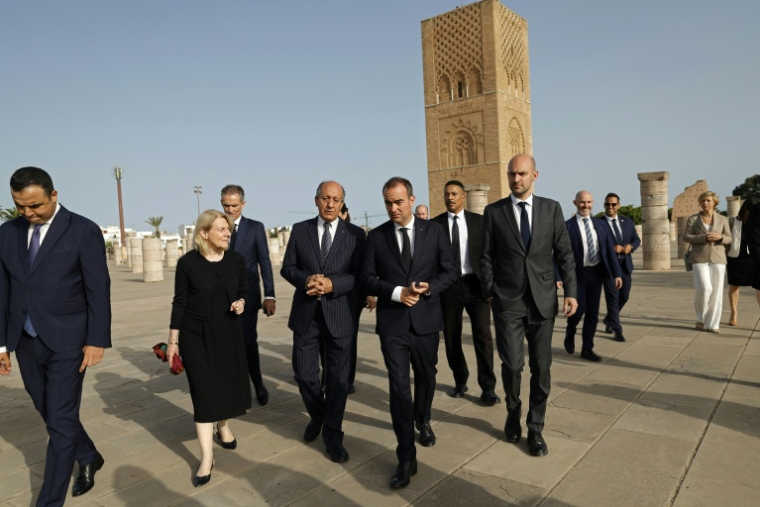 Le Premier ministre français Sébastien Lecornu (c) arrive avec sa délégation au Mausolée royal de Rabat, le 16 juillet 2026 au Maroc ( AFP / Abdel Majid BZIOUAT )