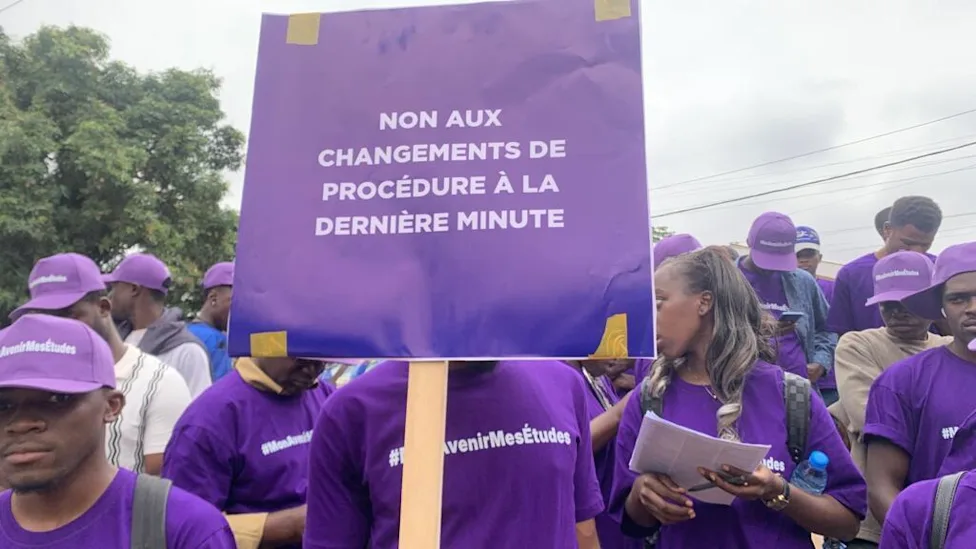 étudiants camerounais préparant leur dossier de visa pour la France