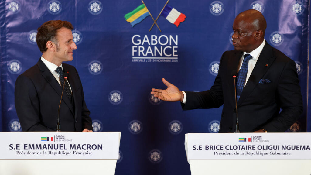 Le président gabonais Brice Clotaire Oligui Nguema et son homologue français lors d'une conférence de presse conjointe à Libreville en novembre 2025