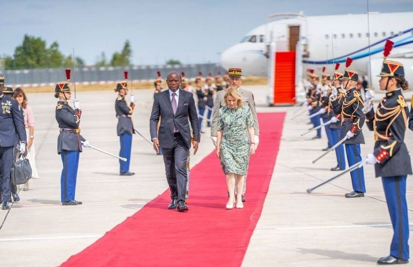 Le président gabonais Brice Clotaire Oligui Nguema et la ministre française de la Culture lors d'un entretien