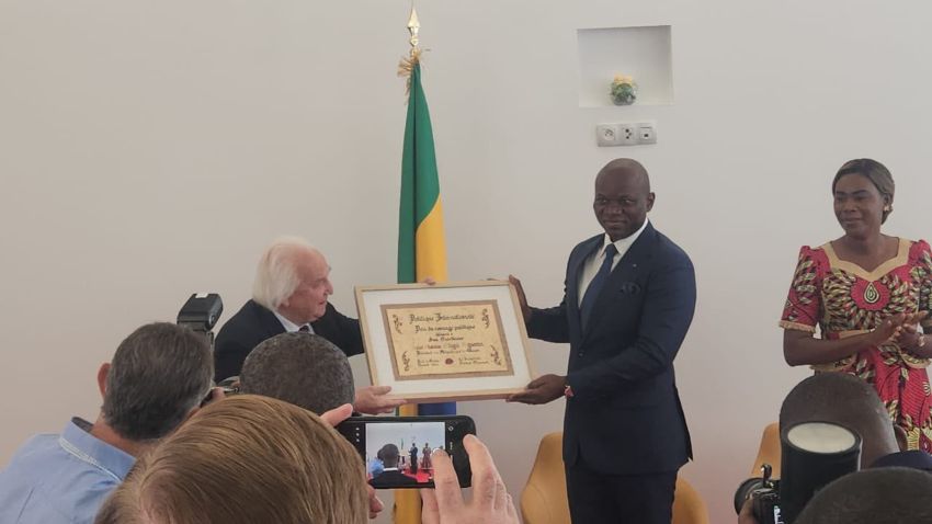 Portrait officiel de Brice Clotaire Oligui Nguema lors de la remise du Prix du Courage Politique 2026