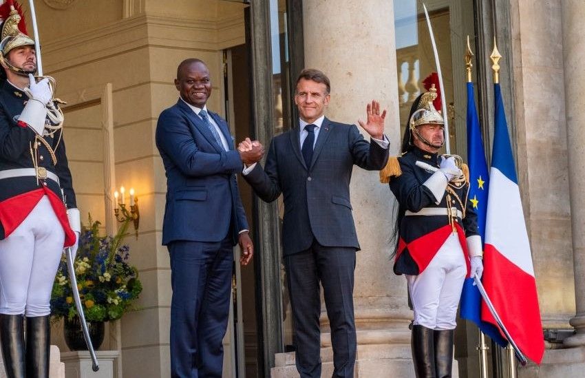 Les présidents Macron et Oligui Nguema lors de leur rencontre à l'Élysée