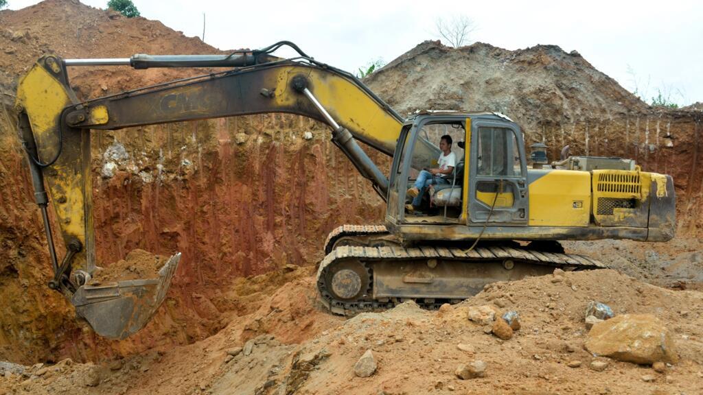 Employé chinois d'une société minière sur un site d'exploitation aurifère à Betare Oya, Cameroun
