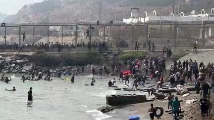 Des migrants traversent à la nage la frontière entre le Maroc et l'enclave espagnole de Ceuta