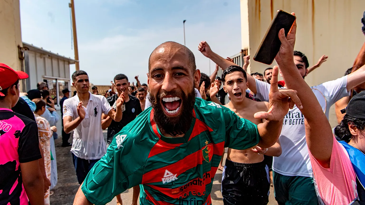 Des migrants franchissent la frontière depuis le Maroc vers l'enclave espagnole de Ceuta, le 30 juillet 2026. (Photo AP/Antonio Sempere)