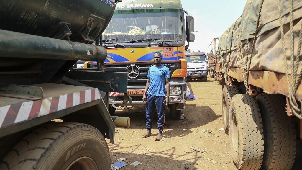 Des camions en attente sur la route reliant Douala au Cameroun et Bangui en République centrafricaine