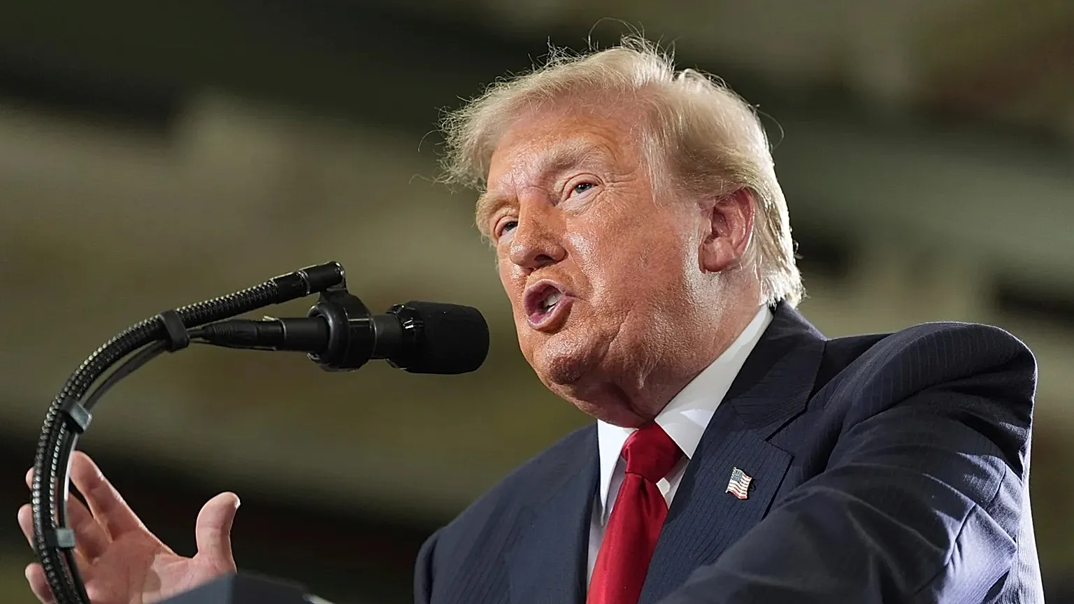 Donald Trump lors d'un discours sur l'industrie automobile à Milford, Michigan, en juillet 2026