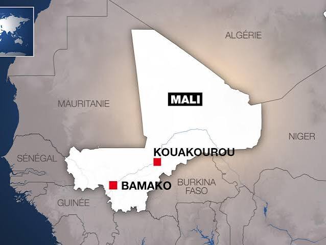 Déplacés du Mali dans une école de Mopti après leur fuite de Kouakourou