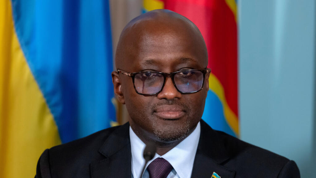 Olivier Nduhungirehe, ministre rwandais des Affaires étrangères, lors de la signature d'un accord de paix entre le Rwanda et la République Démocratique du Congo, le 27 juin 2025, à Washington. Cette image est une illustration du contexte de paix.
