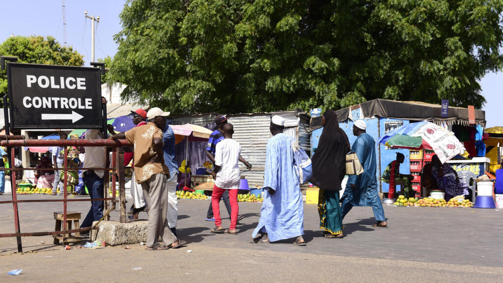 À Karang, au Sénégal, des voyageurs passent le contrôle de police pour se rendre en Gambie en 2016.