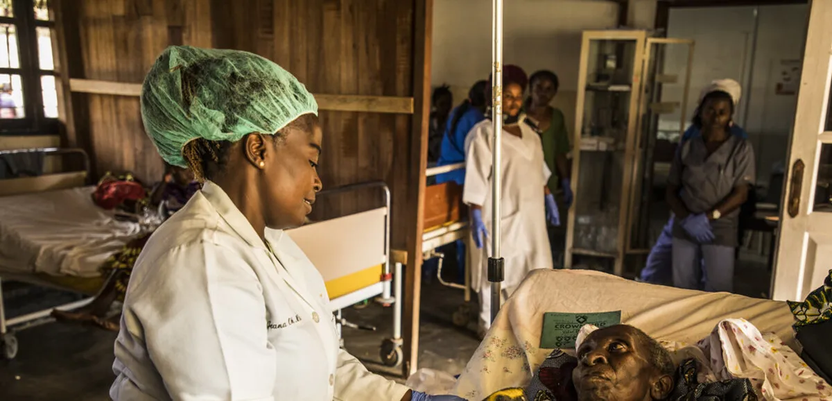 Équipe médicale soignant un patient atteint d'Ebola en RDC