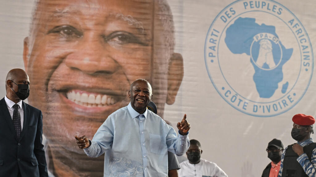 L'ancien président ivoirien Laurent Gbagbo, au centre, lors du premier congrès du PPA-CI à Abidjan en mai 2026.